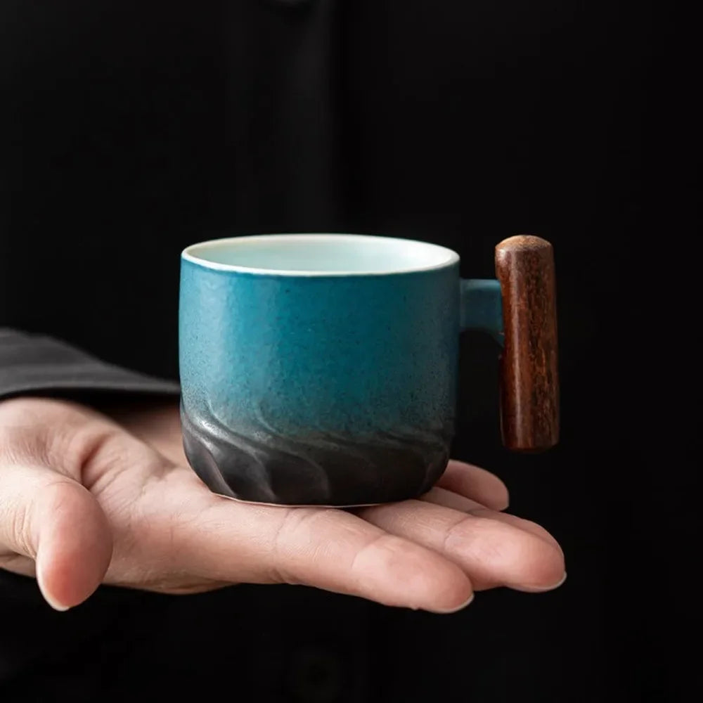 Caneca de Cerâmica Artesanal com Alça de Madeira – 80ml │Houzzi - Houzzi