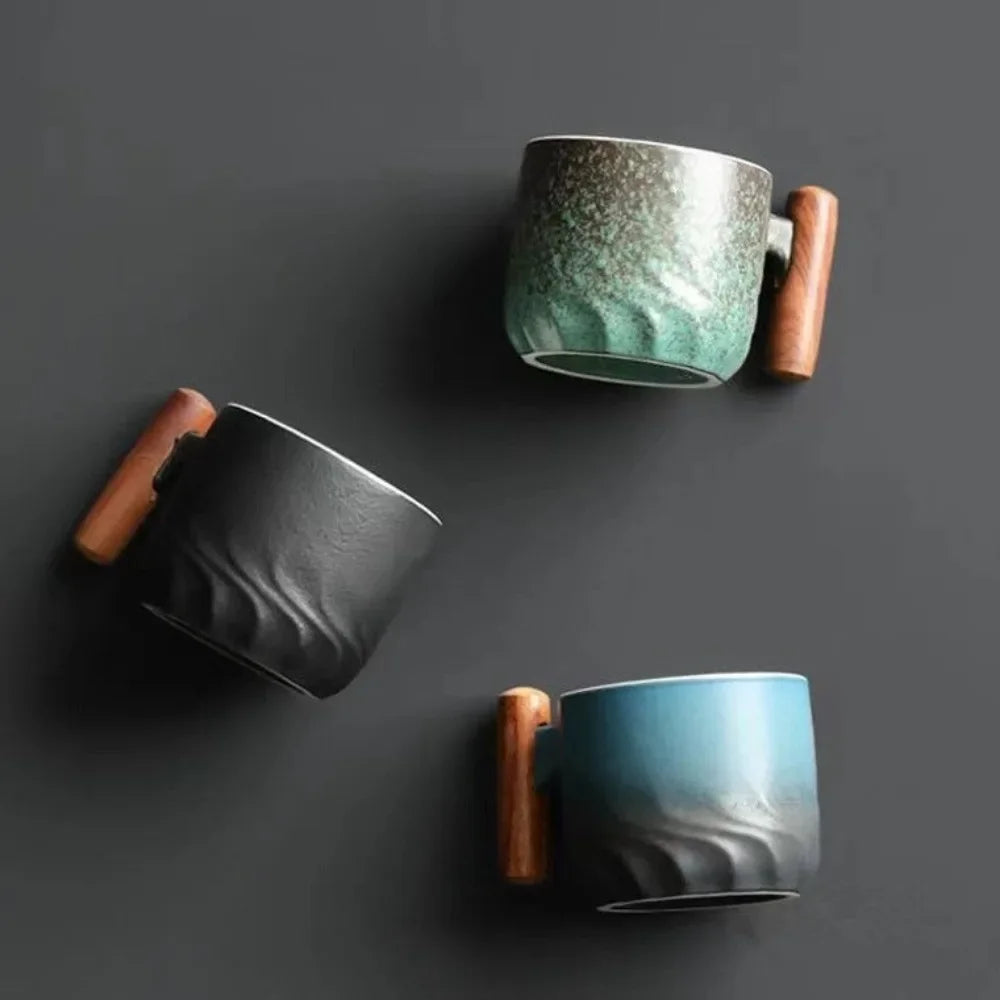 Caneca de Cerâmica Artesanal com Alça de Madeira – 80ml │Houzzi - Houzzi